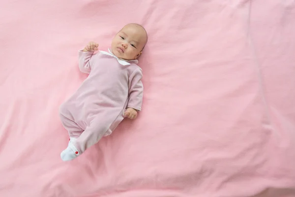 Glücklich Lächelndes Baby Beim Spielen — Stockfoto