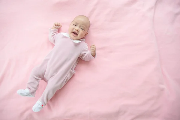 Ağlayan Bebek Kız Pembe Bir Arka Plan Üzerinde — Stok fotoğraf