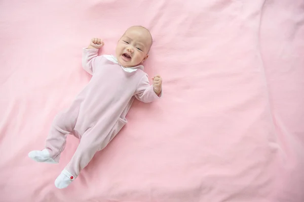 Llorando Niña Sobre Fondo Rosa — Foto de Stock