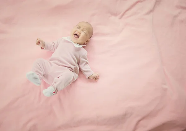 Llorando Niña Sobre Fondo Rosa —  Fotos de Stock