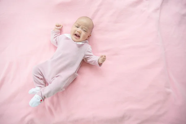 Weinendes Baby Mädchen Auf Rosa Hintergrund — Stockfoto