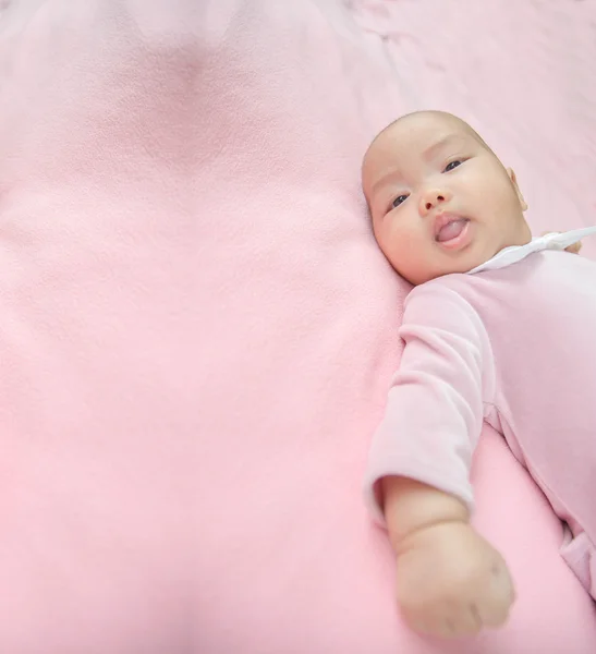 Glücklich Lächelndes Baby Beim Spielen — Stockfoto