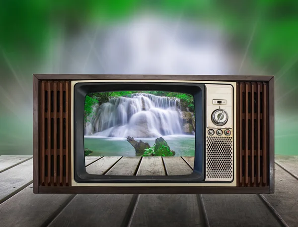 老式的老式电视在老式木与水秋天视图 — 图库照片