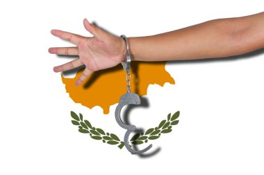 kelepçe elle Kıbrıs bayrağı