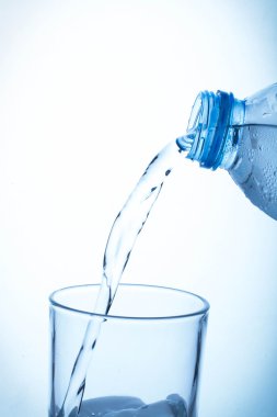 Şişeden cama su dök.