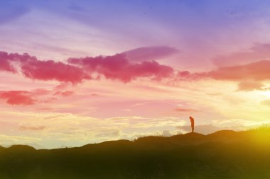 Çocuk ayakta kin günbatımı görünümünde, siluet kavramı