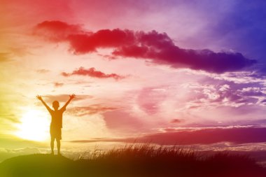 Çocuk siluet, çocuğun sevinç anlar. Doğa günbatımı