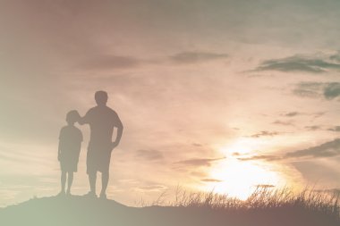 Baba ve oğul gelecek, siluet kavramı için arıyorsunuz