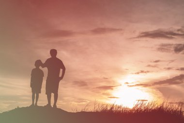 Baba ve oğul gelecek, siluet kavramı için arıyorsunuz