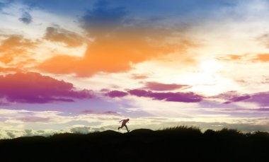  gökyüzü için atlama ve mutlu zaman, Sillhouette kavramı sahip küçük çocuk