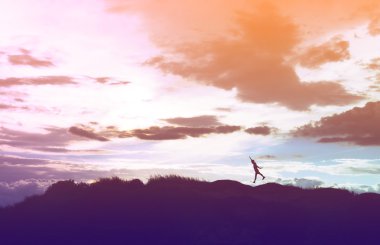  gökyüzü için atlama ve mutlu zaman, Sillhouette kavramı sahip küçük çocuk