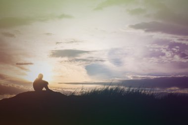 güzel gün batımı sırasında sahasında tek başına duran kadın