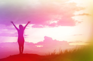 güzel gün batımı sırasında sahasında tek başına duran kadın