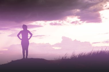 güzel gün batımı sırasında sahasında tek başına duran kadın