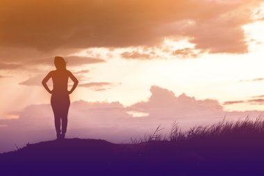 güzel gün batımı sırasında sahasında tek başına duran kadın