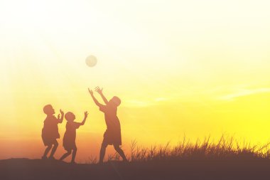 gün batımında futbol oynayan çocuklar. siluet kavramı