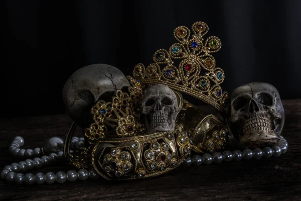 Natürmort kafatası Hazine altın takılar, Korsan kavramı ile.