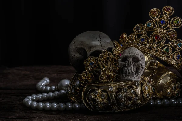 Natürmort kafatası Hazine altın takılar, Korsan kavramı ile.