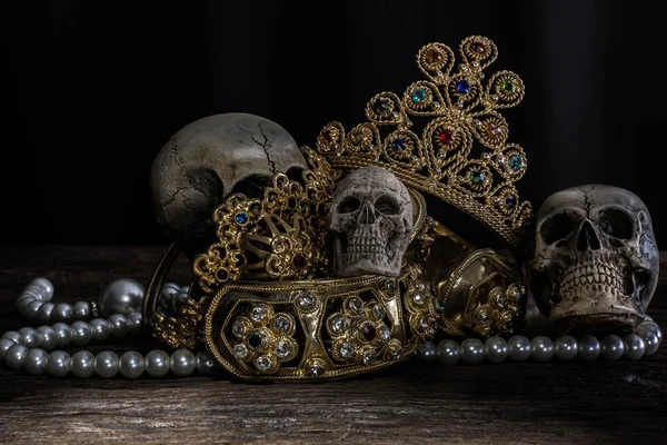 Natürmort kafatası Hazine altın takılar, Korsan kavramı ile.