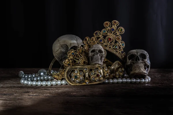 Natürmort kafatası Hazine altın takılar, Korsan kavramı ile.