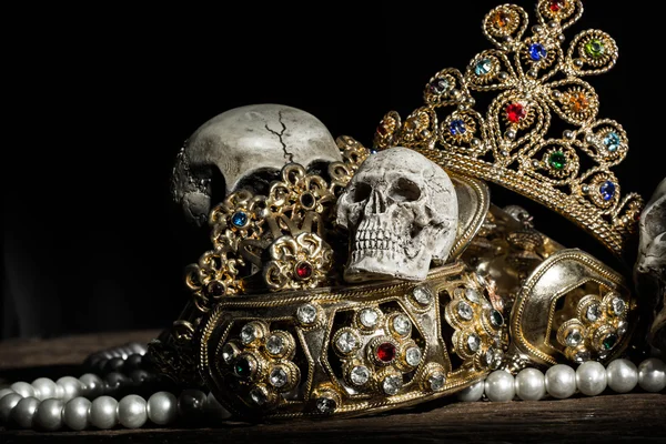 Natürmort kafatası Hazine altın takılar, Korsan kavramı ile.