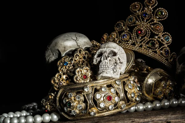 Natürmort kafatası Hazine altın takılar, Korsan kavramı ile.