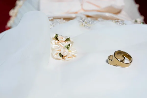 Dva Snubní Prsteny Svatební Šaty — Stock fotografie