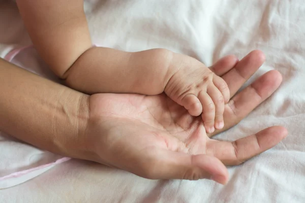 Hand Hand Van Baby Met Moeder — Stockfoto