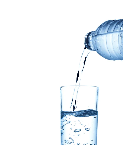 Häll Vatten Från Flaskan Glas — Stockfoto