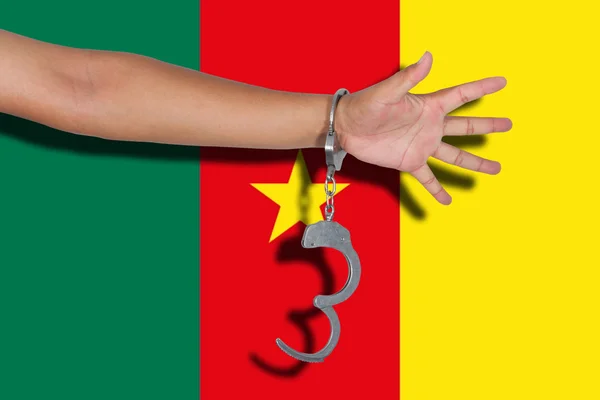 Menottes Main Sur Drapeau Camerounais — Photo