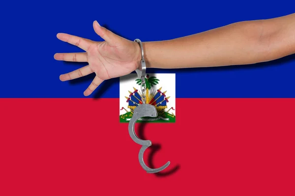 Manette Con Mano Sulla Bandiera Haitiana — Foto Stock