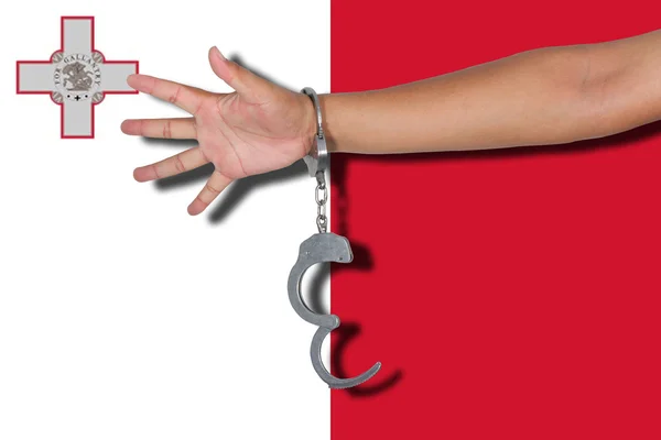 Kajdanki Ręki Malta Flag — Zdjęcie stockowe