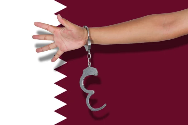 Handboeien Met Hand Vlag Van Qatar — Stockfoto