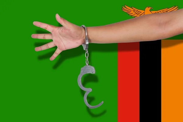 Χειροπέδες Χέρι Στη Ζάμπια Σημαία — Φωτογραφία Αρχείου