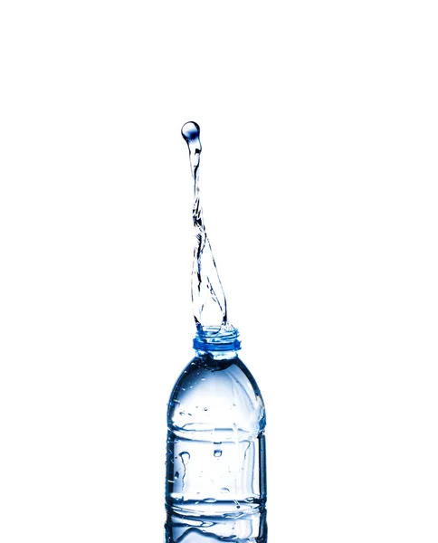 Spruzzi Acqua Una Bottiglia Plastica — Foto Stock