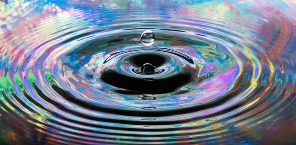 澄んだ水の水滴 — ストック写真