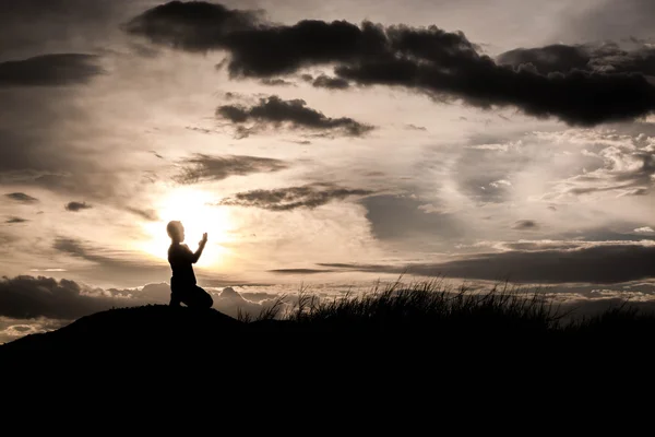 Menino Orando Pôr Sol Conceito Silhueta — Fotografia de Stock