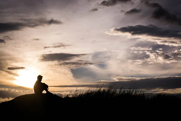 Trieste Jongen Silhouet Bezorgd Weide Bij Zonsondergang Silhouet Concept — Stockfoto