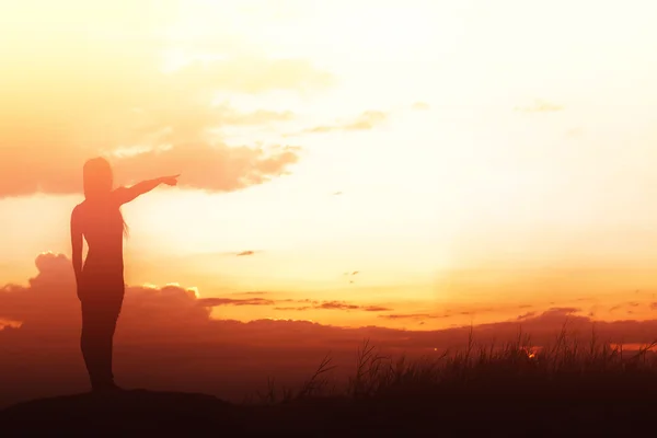 Жінка Стоїть Сама Полі Під Час Красивого Заходу Сонця — стокове фото