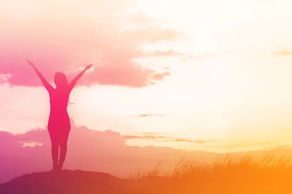 güzel gün batımı sırasında sahasında tek başına duran kadın