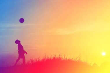 gün batımında futbol oynayan çocuklar. siluet kavramı