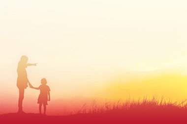 siluet anne ve oğlu, günbatımı, sun işaret