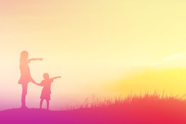 siluet anne ve oğlu, günbatımı, sun işaret