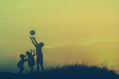 gün batımında futbol oynayan çocuklar. siluet kavramı