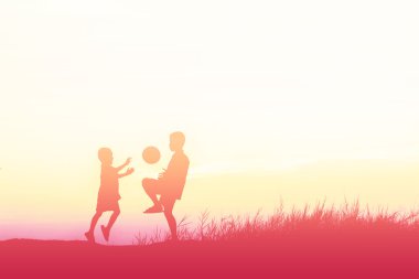 gün batımında futbol oynayan çocuklar. siluet kavramı