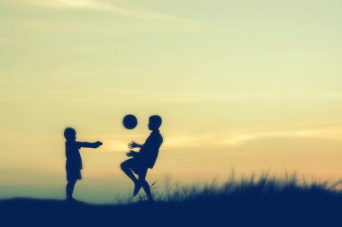 gün batımında futbol oynayan çocuklar. siluet kavramı