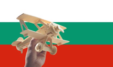 Uçak Uçak Bulgaristan bayrağı, seyahat kavramı üzerinde tutan el
