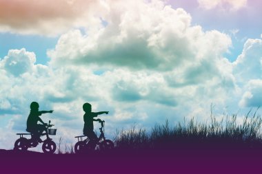 İki küçük çocuk bisiklet silueti