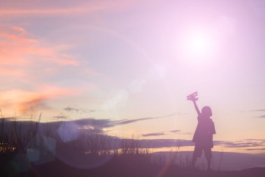 siluet çocuk oyuncak uçak Günbatımı ile oynamak