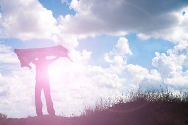 tek başına duran genç bir kadın silüeti